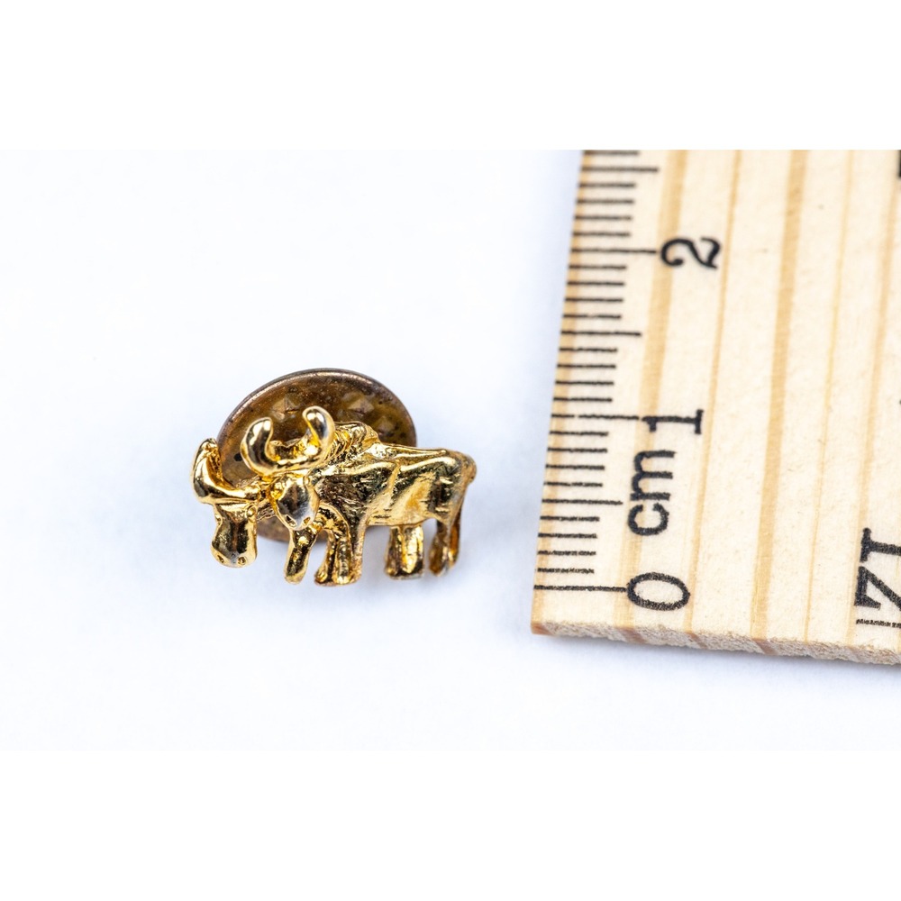 Vintage Gold Tone Wildebeest Gnu Animal Lapel Pin Safari Wildlife Jewelry